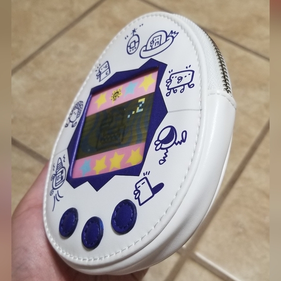 Cakeworthy x Tamagotchi White Lenticular Coin Bag - Picture 4 of 5